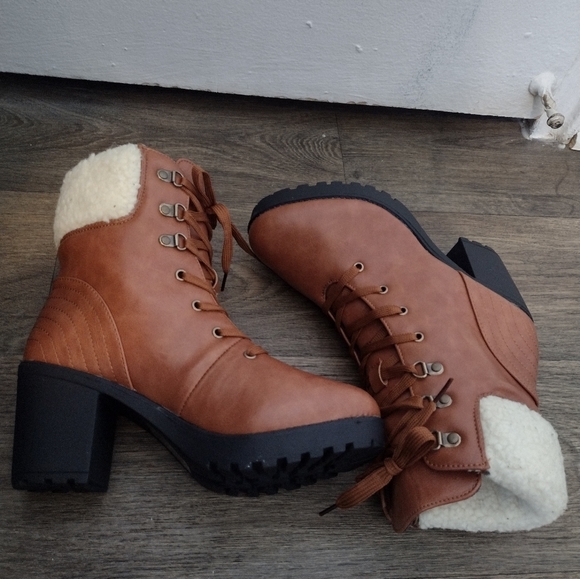 NWOT Yoki tan lace up boots Size 8 - Picture 5 of 8